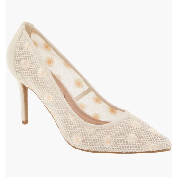 BCBGeneration Shoes - NWT BCBGeneration Embroidered Pointed Toe Pump- Ivory/ Daisy- size 9
